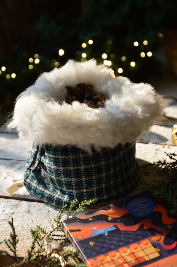 Snowfall on Christmas Eve | Cozy Woollen Bucket Bag